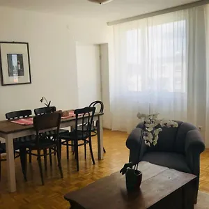 Mitten Im Achten. Zentrale In Wien
