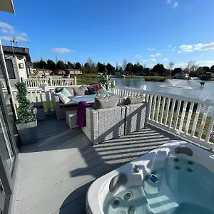  Chalet Lakeview Winter With Hot Tub United Kingdom